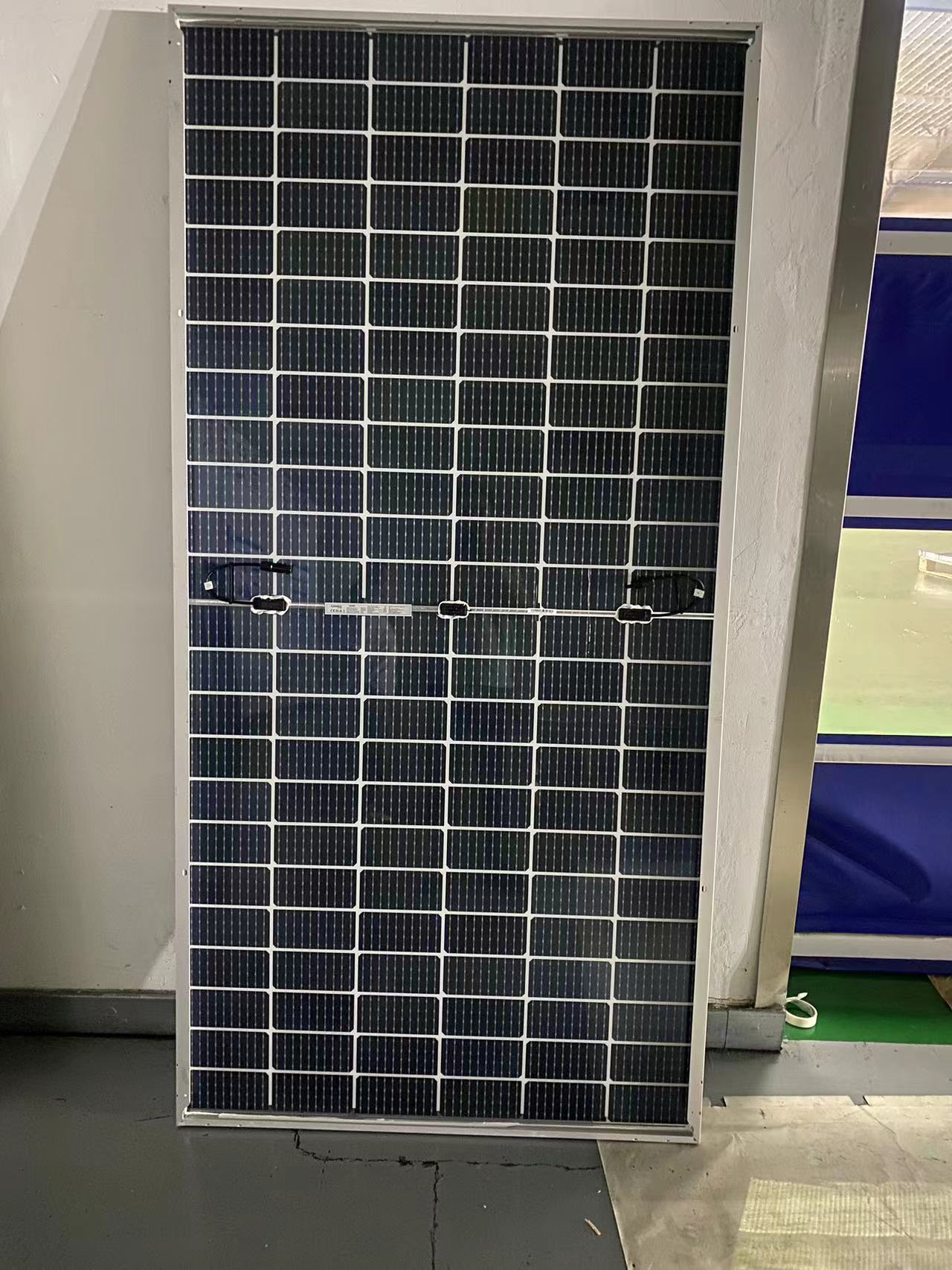 Yüksek Verimli Yeni Geliş 550W Bifacial Güneş Paneli